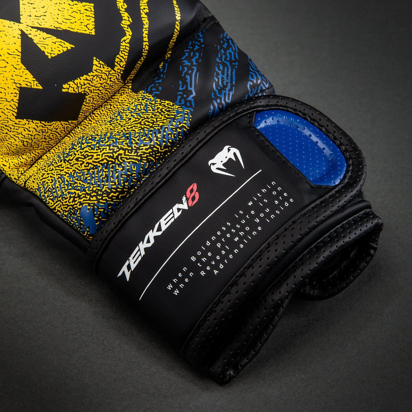 Les gants de sparring Venum Challenger 3.0 sont particulièrement adaptés à l'entraînement régulier de MMA Blanc