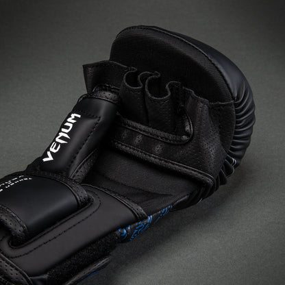 Les gants de sparring Venum Challenger 3.0 sont particulièrement adaptés à l'entraînement régulier de MMA Blanc