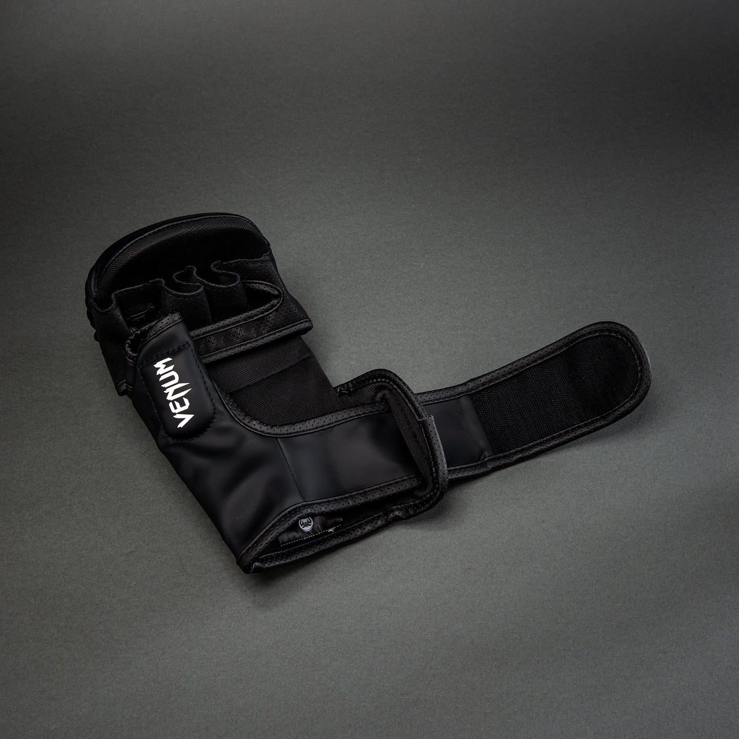 Les gants de sparring Venum Challenger 3.0 sont particulièrement adaptés à l'entraînement régulier de MMA Blanc
