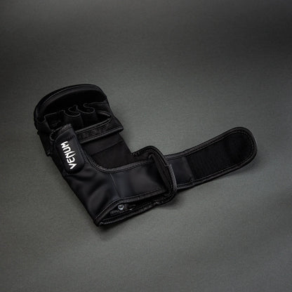 Les gants de sparring Venum Challenger 3.0 sont particulièrement adaptés à l'entraînement régulier de MMA Blanc